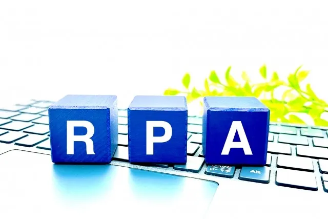 中小企業でバックオフィス業務を効率化する方法の1つがRPA
