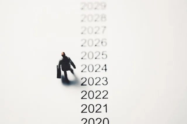 2023年から先の未来へと歩いていくビジネスマン